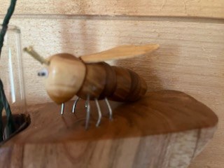 Abeille sculptée dans le bois