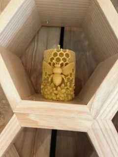 Bougie en cire d'abeille ornée d'un motif d'abeille et d'alvéoles