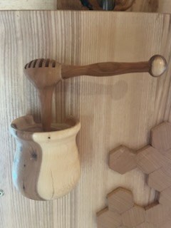 Louche et écuelle en bois tourné accrochées au mur